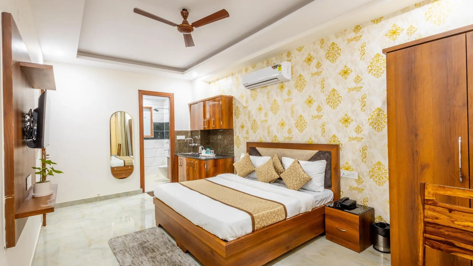 Hotel Gill Comfort Inn - Close To Medanta, Artemis And Fortis Hospital Gurgaon 4*,  India