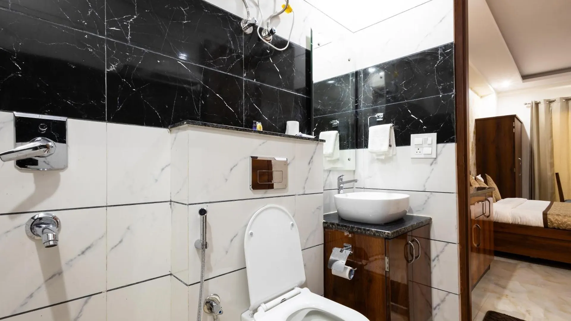 Hotel Gill Comfort Inn - Close To Medanta, Artemis And Fortis Hospital Gurgaon 4*,